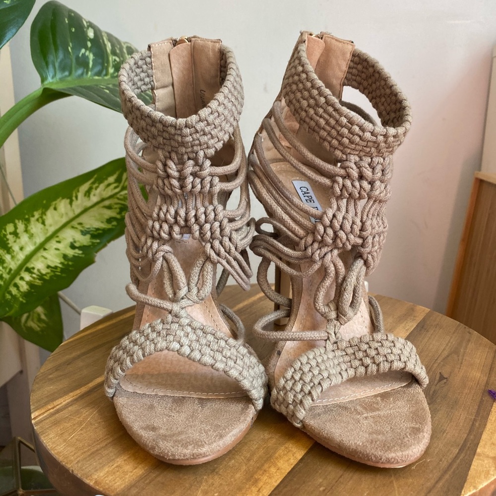 Tan heel